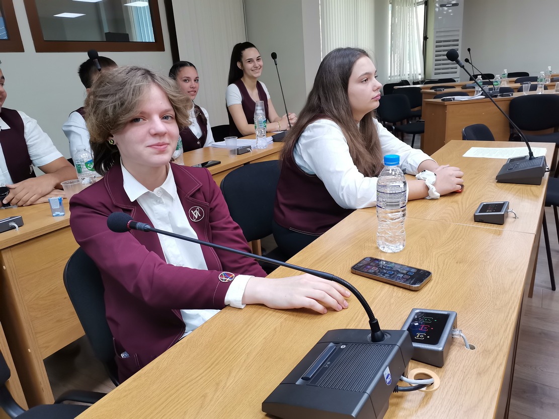 Ученици влязоха в ролята на общински съветници в Плевен, присъстваха и на заседание на местния парламент